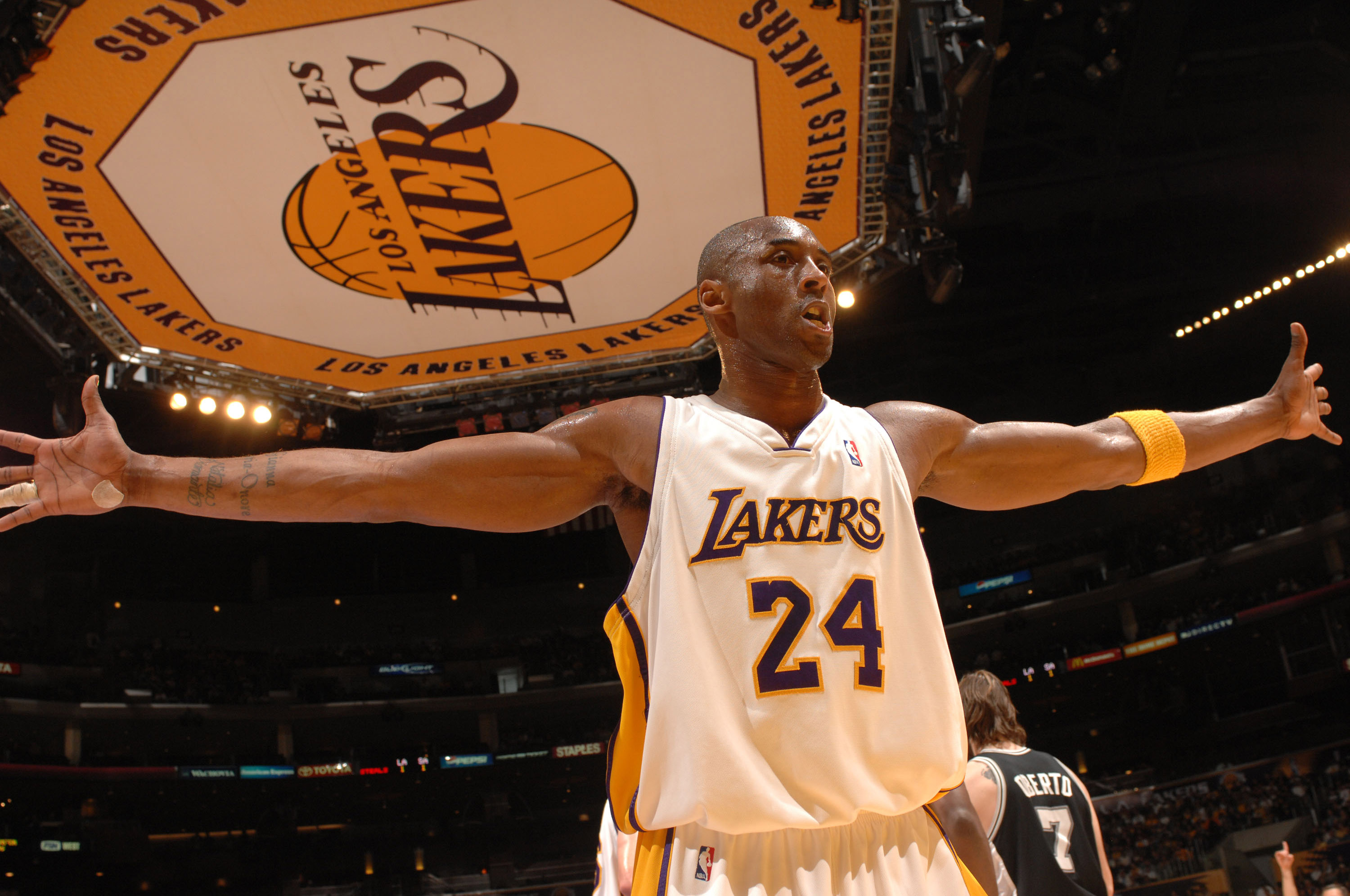 他快速运球 他快速运球